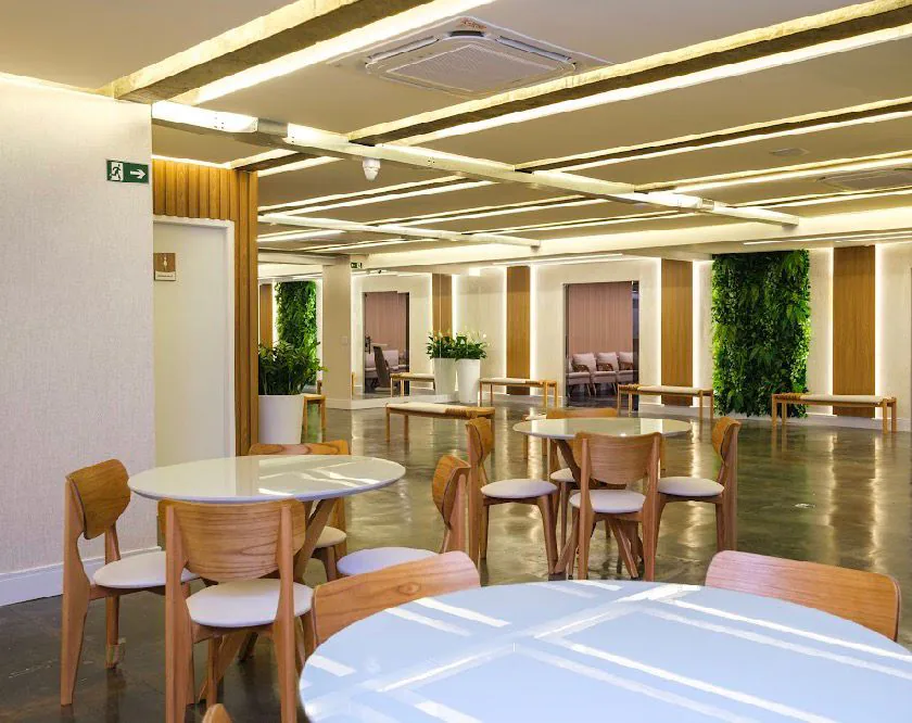 Área de convivência do Crematório Vila Alpina, com mesas e cadeiras
