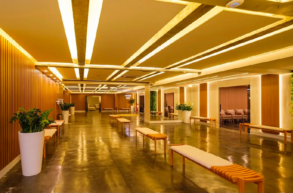 Hall com bancos, plantas e acesso às salas cerimoniais