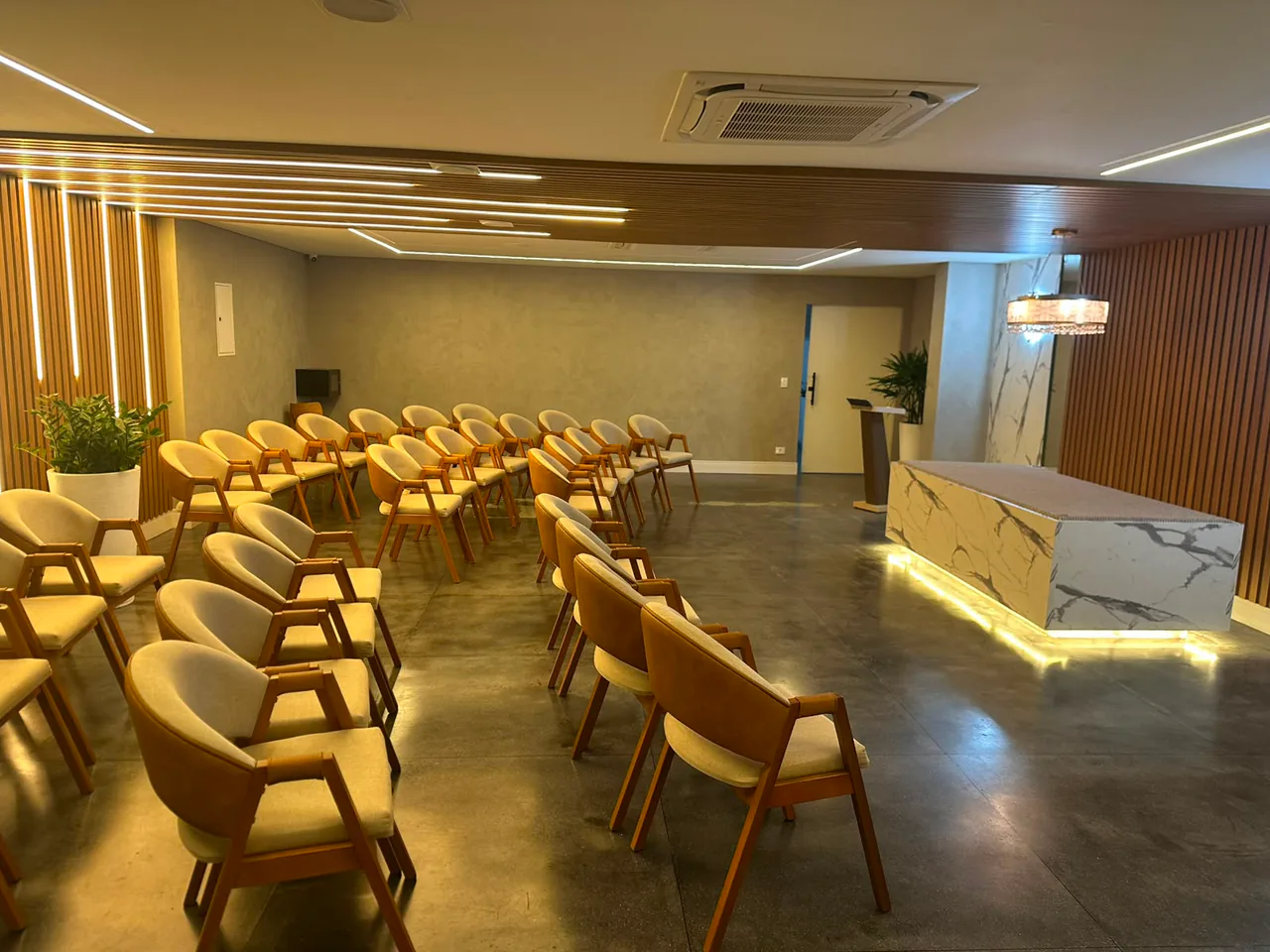 Sala cerimonial do Crematório Vila Alpina, com poltronas e iluminação acolhedora